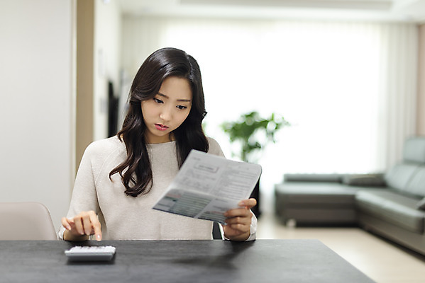 포토 JPG 우먼라이프 라이프스타일 여자 돈 아파트 주택 실내 관리 한명 사람 앉기 상반신 20대 청년 성인 앞모습 청춘 한국인 계산기 고민 걱정 싱글 돈걱정 생활비 자취 싱글라이프 성인여자한명만 비용 국내포토 1 감정 뷰포인트 컨셉 모션 문구용품 동양인 내부 건물 생활 경제 장비 재산 여자한명만 성인여자만 파일형식