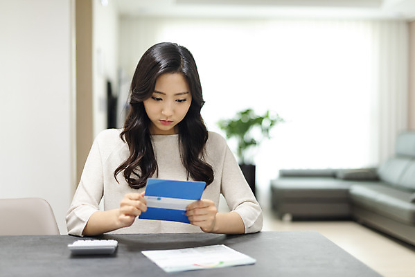 포토 JPG 우먼라이프 라이프스타일 여자 돈 아파트 주택 실내 관리 한명 사람 앉기 상반신 20대 청년 성인 앞모습 청춘 한국인 계산기 고민 걱정 싱글 통장 돈걱정 생활비 자취 싱글라이프 성인여자한명만 비용 국내포토 1 감정 뷰포인트 컨셉 모션 문구용품 동양인 내부 건물 생활 금융 경제 장비 재산 여자한명만 성인여자만 파일형식