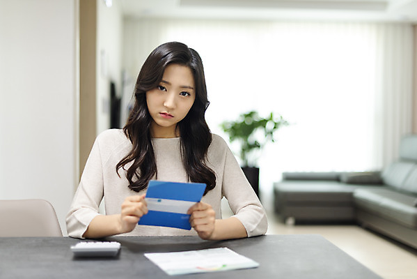 포토 JPG 우먼라이프 라이프스타일 여자 돈 아파트 주택 실내 관리 한명 사람 앉기 상반신 20대 청년 성인 앞모습 청춘 한국인 계산기 고민 걱정 싱글 통장 돈걱정 생활비 자취 싱글라이프 성인여자한명만 비용 국내포토 1 감정 뷰포인트 컨셉 모션 문구용품 동양인 내부 건물 생활 금융 경제 장비 재산 여자한명만 성인여자만 파일형식