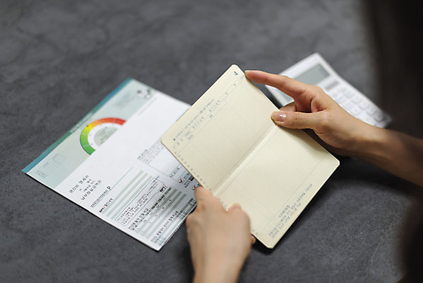 포토 JPG 우먼라이프 라이프스타일 손 여자 돈 아파트 주택 실내 관리 한명 사람 앉기 20대 청년 성인 신체부위 청춘 한국인 계산기 고민 걱정 싱글 통장 돈걱정 생활비 자취 싱글라이프 성인여자한명만 비용 국내포토 1 감정 컨셉 모션 문구용품 동양인 내부 건물 생활 금융 경제 장비 재산 여자한명만 성인여자만 파일형식