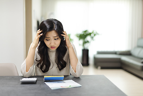 포토 JPG 우먼라이프 라이프스타일 여자 돈 아파트 주택 실내 관리 한명 사람 앉기 상반신 20대 청년 성인 앞모습 청춘 한국인 계산기 고민 걱정 싱글 통장 돈걱정 생활비 자취 싱글라이프 성인여자한명만 비용 국내포토 1 감정 뷰포인트 컨셉 모션 문구용품 동양인 내부 건물 생활 금융 경제 장비 재산 여자한명만 성인여자만 파일형식