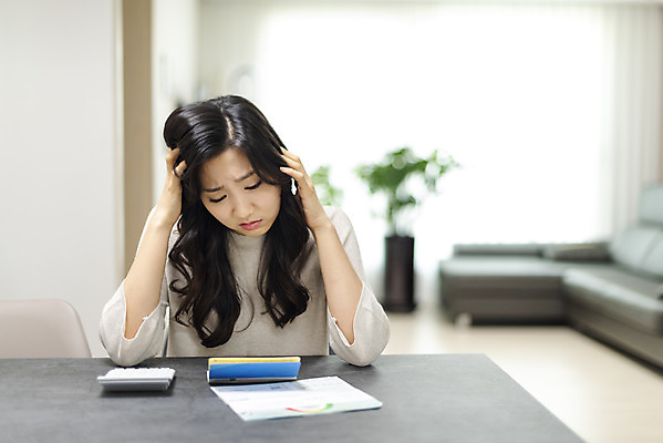 포토 JPG 우먼라이프 라이프스타일 여자 돈 아파트 주택 실내 관리 한명 사람 앉기 상반신 20대 청년 성인 앞모습 청춘 한국인 계산기 고민 걱정 싱글 통장 돈걱정 생활비 자취 싱글라이프 성인여자한명만 비용 국내포토 1 감정 뷰포인트 컨셉 모션 문구용품 동양인 내부 건물 생활 금융 경제 장비 재산 여자한명만 성인여자만 파일형식