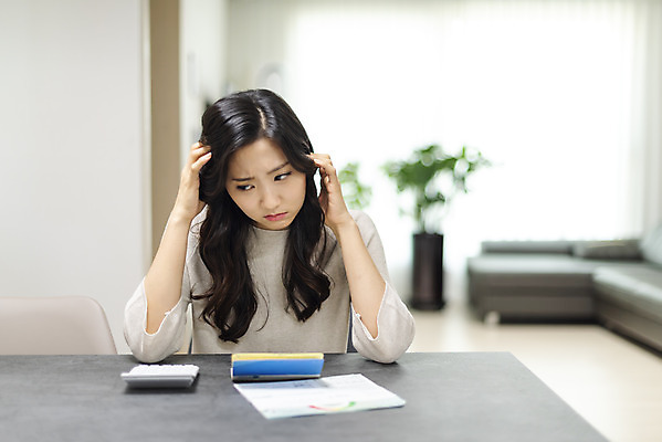 포토 JPG 우먼라이프 라이프스타일 여자 돈 아파트 주택 실내 관리 한명 사람 앉기 상반신 20대 청년 성인 앞모습 청춘 한국인 계산기 고민 걱정 싱글 통장 돈걱정 생활비 자취 싱글라이프 성인여자한명만 비용 국내포토 1 감정 뷰포인트 컨셉 모션 문구용품 동양인 내부 건물 생활 금융 경제 장비 재산 여자한명만 성인여자만 파일형식