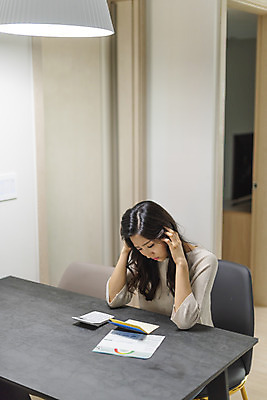 포토 JPG 우먼라이프 라이프스타일 여자 돈 아파트 주택 실내 관리 한명 사람 앉기 상반신 20대 청년 성인 앞모습 청춘 한국인 계산기 고민 걱정 싱글 통장 돈걱정 생활비 자취 싱글라이프 성인여자한명만 비용 국내포토 1 감정 뷰포인트 컨셉 모션 문구용품 동양인 내부 건물 생활 금융 경제 장비 재산 여자한명만 성인여자만 파일형식