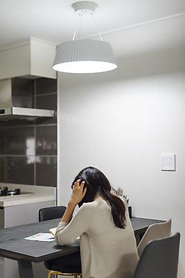 포토 JPG 우먼라이프 라이프스타일 여자 돈 아파트 주택 실내 관리 한명 사람 앉기 상반신 20대 청년 성인 뒷모습 청춘 한국인 계산기 고민 걱정 싱글 통장 돈걱정 생활비 자취 싱글라이프 성인여자한명만 비용 국내포토 1 감정 뷰포인트 컨셉 모션 문구용품 동양인 내부 건물 생활 금융 경제 장비 재산 여자한명만 성인여자만 파일형식