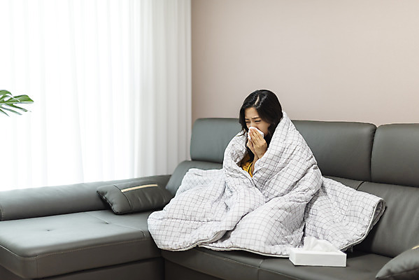 포토 JPG 전신 우먼라이프 라이프스타일 여자 아파트 주택 실내 건강 한명 사람 앉기 상반신 20대 청년 성인 앞모습 청춘 소파 이불 고통 한국인 찡그림 화장지 감기 싱글 감싸기 자취 힘듦 싱글라이프 성인여자한명만 코풀기 국내포토 1 감정 뷰포인트 컨셉 의자 침구 모션 표정 동양인 내부 건물 생활 질병 여자한명만 성인여자만 파일형식