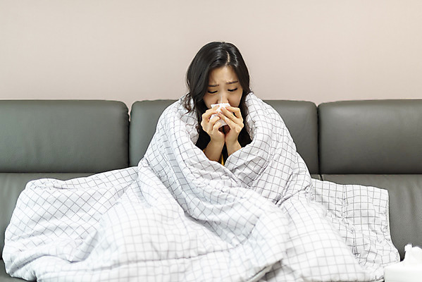 포토 JPG 우먼라이프 라이프스타일 여자 아파트 주택 실내 한명 사람 앉기 상반신 20대 청년 성인 앞모습 청춘 소파 이불 고통 한국인 찡그림 화장지 감기 싱글 감싸기 자취 힘듦 싱글라이프 성인여자한명만 코풀기 국내포토 1 감정 뷰포인트 컨셉 의자 침구 모션 표정 동양인 내부 건물 생활 질병 여자한명만 성인여자만 파일형식