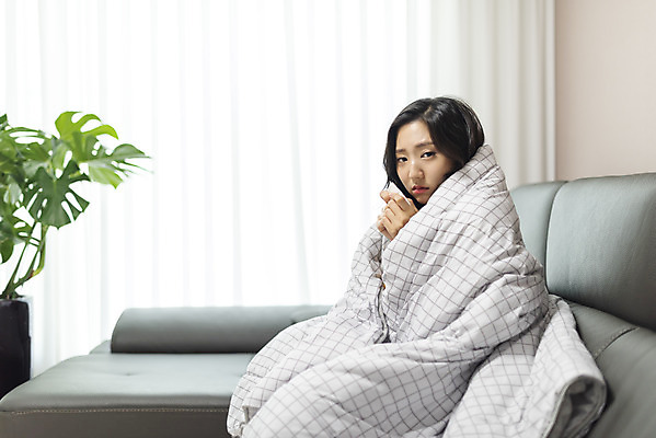 포토 JPG 우먼라이프 라이프스타일 응시 여자 아파트 주택 실내 한명 사람 앉기 상반신 20대 청년 성인 옆모습 청춘 소파 이불 고통 한국인 찡그림 감기 싱글 감싸기 자취 힘듦 싱글라이프 성인여자한명만 국내포토 1 시선 감정 뷰포인트 컨셉 의자 침구 모션 표정 동양인 내부 건물 생활 질병 여자한명만 성인여자만 파일형식
