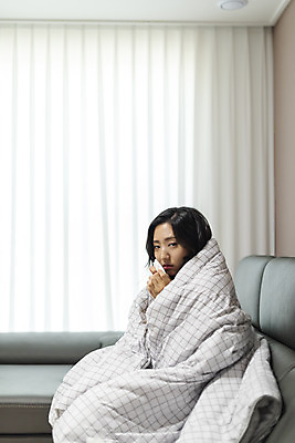 포토 JPG 우먼라이프 라이프스타일 응시 여자 아파트 주택 실내 한명 사람 앉기 상반신 20대 청년 성인 옆모습 청춘 소파 이불 고통 한국인 찡그림 감기 싱글 감싸기 자취 힘듦 싱글라이프 성인여자한명만 국내포토 1 시선 감정 뷰포인트 컨셉 의자 침구 모션 표정 동양인 내부 건물 생활 질병 여자한명만 성인여자만 파일형식