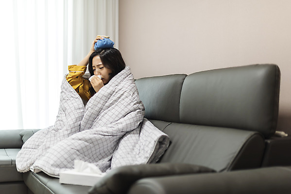 포토 JPG 전신 우먼라이프 라이프스타일 여자 아파트 주택 실내 한명 들기 사람 앉기 20대 청년 성인 옆모습 청춘 소파 이불 고통 한국인 열 찡그림 화장지 감기 싱글 올리기 얼음주머니 감싸기 자취 힘듦 싱글라이프 성인여자한명만 국내포토 1 감정 뷰포인트 컨셉 의자 침구 모션 표정 동양인 내부 건물 생활 질병 주머니 여자한명만 성인여자만 파일형식