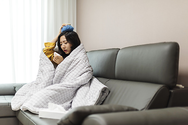 포토 JPG 전신 우먼라이프 라이프스타일 여자 아파트 주택 실내 한명 사람 앉기 20대 청년 성인 옆모습 청춘 소파 이불 고통 한국인 열 찡그림 화장지 감기 싱글 올리기 얼음주머니 감싸기 자취 힘듦 싱글라이프 성인여자한명만 국내포토 1 감정 뷰포인트 컨셉 의자 침구 모션 표정 동양인 내부 건물 생활 질병 주머니 여자한명만 성인여자만 파일형식