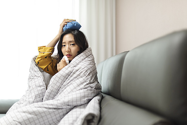 포토 JPG 전신 우먼라이프 라이프스타일 응시 여자 아파트 주택 실내 한명 사람 앉기 20대 청년 성인 옆모습 청춘 소파 이불 고통 한국인 열 찡그림 감기 싱글 올리기 얼음주머니 감싸기 자취 힘듦 싱글라이프 성인여자한명만 국내포토 1 시선 감정 뷰포인트 컨셉 의자 침구 모션 표정 동양인 내부 건물 생활 질병 주머니 여자한명만 성인여자만 파일형식