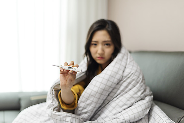 포토 JPG 우먼라이프 라이프스타일 응시 여자 아파트 주택 실내 한명 들기 사람 앉기 상반신 20대 청년 성인 앞모습 청춘 소파 이불 고통 한국인 찡그림 온도계 체온계 감기 싱글 보여주기 감기약 감싸기 자취 힘듦 싱글라이프 성인여자한명만 국내포토 1 시선 감정 뷰포인트 컨셉 의자 침구 모션 표정 동양인 내부 건물 생활 약 질병 여자한명만 성인여자만 파일형식