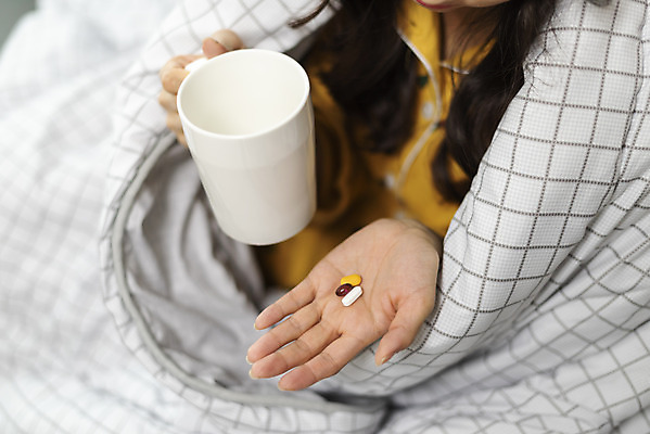 포토 JPG 우먼라이프 라이프스타일 손 여자 아파트 주택 실내 한명 들기 사람 앉기 상반신 20대 청년 성인 앞모습 청춘 소파 알약 이불 고통 한국인 머그컵 감기 싱글 감기약 감싸기 자취 싱글라이프 성인여자한명만 국내포토 1 감정 뷰포인트 컨셉 의자 침구 모션 동양인 내부 건물 생활 신체부위 컵 약 질병 여자한명만 성인여자만 파일형식