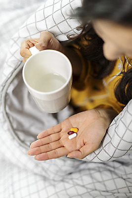 포토 JPG 우먼라이프 라이프스타일 손 여자 아파트 주택 실내 손바닥 한명 들기 사람 앉기 상반신 20대 청년 성인 청춘 소파 하이앵글 알약 이불 고통 한국인 머그컵 감기 싱글 감기약 감싸기 자취 힘듦 싱글라이프 성인여자한명만 국내포토 1 감정 뷰포인트 컨셉 의자 침구 모션 동양인 내부 건물 생활 신체부위 컵 약 질병 여자한명만 성인여자만 파일형식