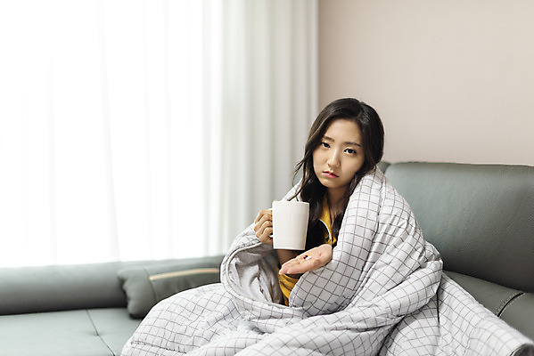 포토 JPG 우먼라이프 라이프스타일 응시 여자 아파트 주택 실내 한명 들기 사람 앉기 상반신 20대 청년 성인 앞모습 청춘 소파 알약 이불 고통 한국인 머그컵 감기 싱글 감기약 감싸기 자취 힘듦 싱글라이프 성인여자한명만 국내포토 1 시선 감정 뷰포인트 컨셉 의자 침구 모션 동양인 내부 건물 생활 컵 약 질병 여자한명만 성인여자만 파일형식