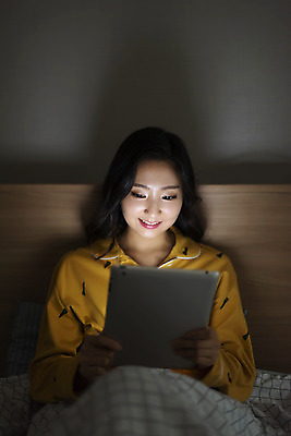 포토 JPG 우먼라이프 라이프스타일 응시 여자 아파트 실내 한명 미소 사람 앉기 상반신 20대 청년 성인 앞모습 청춘 태블릿 어둠 잠옷 한국인 침대 싱글 자취 싱글라이프 성인여자한명만 국내포토 1 시선 옷 뷰포인트 가구 컨셉 모션 주택 표정 동양인 내부 생활 전자제품 스마트기기 여자한명만 성인여자만 파일형식