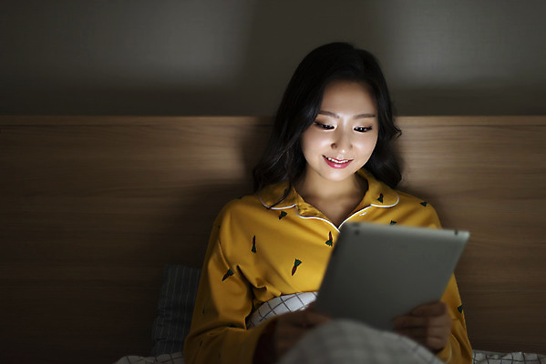 포토 JPG 우먼라이프 라이프스타일 응시 여자 아파트 실내 한명 미소 사람 앉기 상반신 20대 청년 성인 앞모습 청춘 태블릿 어둠 잠옷 한국인 침대 싱글 자취 싱글라이프 성인여자한명만 국내포토 1 시선 옷 뷰포인트 가구 컨셉 모션 주택 표정 동양인 내부 생활 전자제품 스마트기기 여자한명만 성인여자만 파일형식