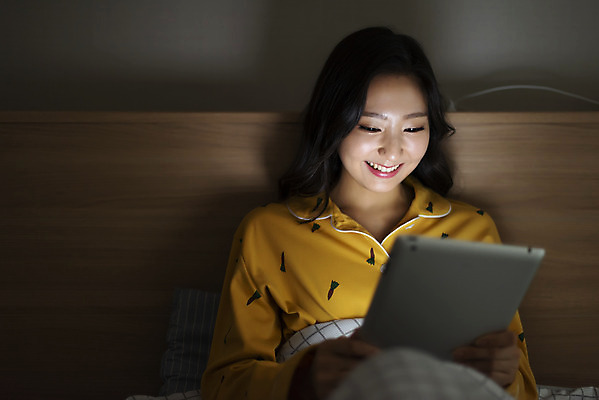 포토 JPG 우먼라이프 라이프스타일 응시 여자 아파트 실내 한명 미소 사람 앉기 상반신 20대 청년 성인 앞모습 청춘 태블릿 어둠 잠옷 한국인 침대 싱글 자취 싱글라이프 성인여자한명만 국내포토 1 시선 옷 뷰포인트 가구 컨셉 모션 주택 표정 동양인 내부 생활 전자제품 스마트기기 여자한명만 성인여자만 파일형식