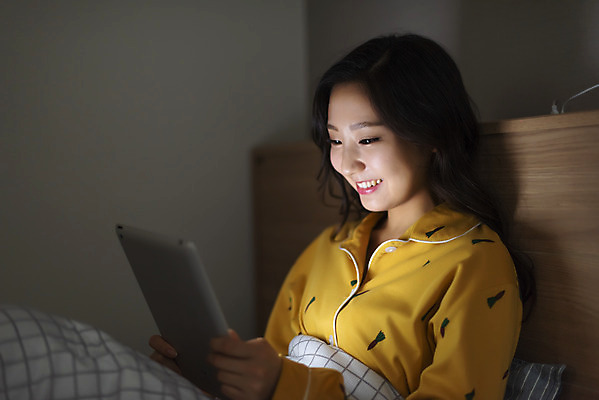 포토 JPG 우먼라이프 라이프스타일 응시 여자 아파트 실내 한명 미소 사람 앉기 상반신 20대 청년 성인 옆모습 청춘 태블릿 어둠 잠옷 한국인 침대 싱글 자취 싱글라이프 성인여자한명만 국내포토 1 시선 옷 뷰포인트 가구 컨셉 모션 주택 표정 동양인 내부 생활 전자제품 스마트기기 여자한명만 성인여자만 파일형식