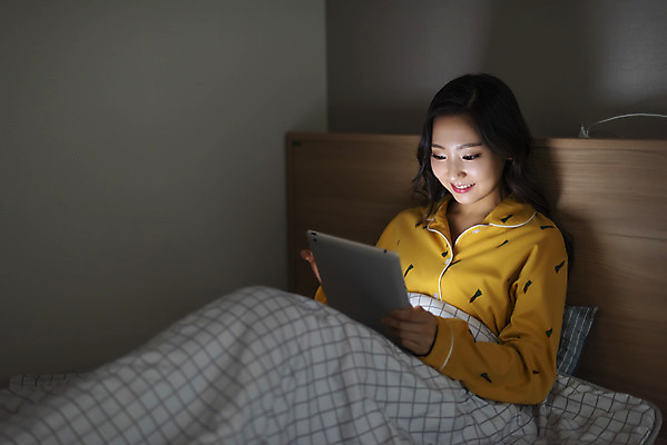 포토 JPG 우먼라이프 라이프스타일 응시 여자 아파트 실내 한명 미소 사람 앉기 상반신 20대 청년 성인 옆모습 청춘 태블릿 어둠 잠옷 한국인 침대 싱글 자취 싱글라이프 성인여자한명만 국내포토 1 시선 옷 뷰포인트 가구 컨셉 모션 주택 표정 동양인 내부 생활 전자제품 스마트기기 여자한명만 성인여자만 파일형식