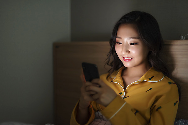 포토 JPG 우먼라이프 라이프스타일 응시 여자 아파트 실내 한명 미소 사람 앉기 상반신 20대 청년 성인 옆모습 스마트폰 청춘 어둠 잠옷 한국인 침대 싱글 자취 싱글라이프 성인여자한명만 국내포토 1 시선 옷 뷰포인트 가구 컨셉 모션 주택 표정 동양인 내부 생활 핸드폰 스마트기기 여자한명만 성인여자만 파일형식