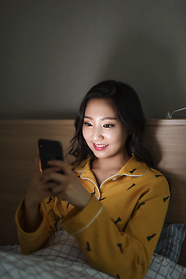 포토 JPG 우먼라이프 라이프스타일 응시 여자 아파트 실내 한명 미소 사람 앉기 상반신 20대 청년 성인 앞모습 스마트폰 청춘 어둠 잠옷 한국인 침대 싱글 자취 싱글라이프 성인여자한명만 국내포토 1 시선 옷 뷰포인트 가구 컨셉 모션 주택 표정 동양인 내부 생활 핸드폰 스마트기기 여자한명만 성인여자만 파일형식