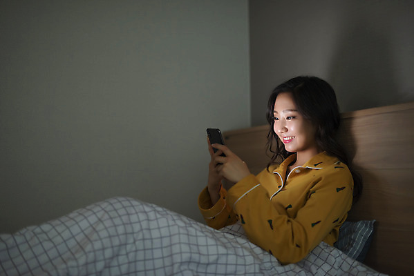 포토 JPG 우먼라이프 라이프스타일 응시 여자 아파트 실내 한명 미소 사람 앉기 상반신 20대 청년 성인 옆모습 스마트폰 청춘 어둠 잠옷 한국인 침대 싱글 자취 싱글라이프 성인여자한명만 국내포토 1 시선 옷 뷰포인트 가구 컨셉 모션 주택 표정 동양인 내부 생활 핸드폰 스마트기기 여자한명만 성인여자만 파일형식