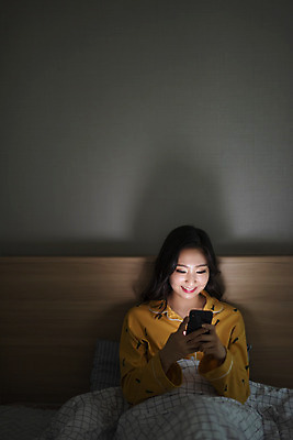 포토 JPG 우먼라이프 라이프스타일 응시 여자 아파트 실내 한명 미소 사람 앉기 상반신 20대 청년 성인 앞모습 스마트폰 청춘 어둠 잠옷 한국인 침대 싱글 자취 싱글라이프 성인여자한명만 국내포토 1 시선 옷 뷰포인트 가구 컨셉 모션 주택 표정 동양인 내부 생활 핸드폰 스마트기기 여자한명만 성인여자만 파일형식