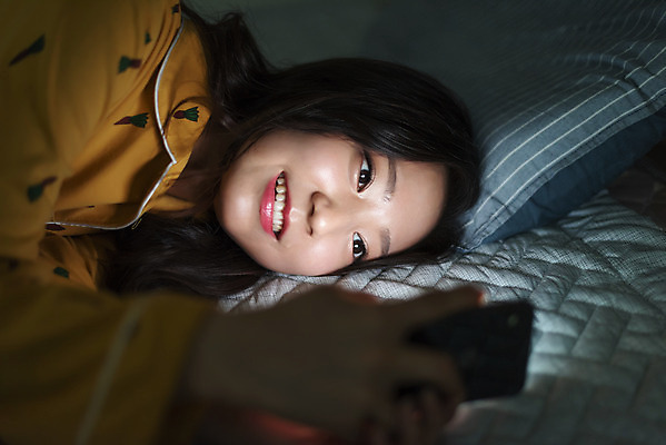 포토 JPG 우먼라이프 라이프스타일 응시 여자 아파트 실내 한명 미소 사람 상반신 20대 청년 성인 앞모습 스마트폰 청춘 눕기 어둠 잠옷 한국인 침대 싱글 자취 싱글라이프 성인여자한명만 국내포토 1 시선 옷 뷰포인트 가구 컨셉 모션 주택 표정 동양인 내부 생활 핸드폰 스마트기기 여자한명만 성인여자만 파일형식