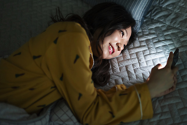 포토 JPG 우먼라이프 라이프스타일 응시 여자 아파트 실내 한명 미소 사람 상반신 20대 청년 성인 옆모습 스마트폰 청춘 눕기 어둠 잠옷 한국인 침대 싱글 자취 싱글라이프 성인여자한명만 국내포토 1 시선 옷 뷰포인트 가구 컨셉 모션 주택 표정 동양인 내부 생활 핸드폰 스마트기기 여자한명만 성인여자만 파일형식