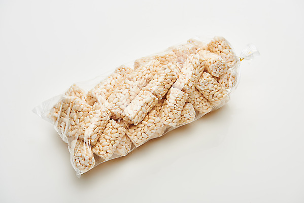 포토 JPG 스튜디오촬영 포장 디저트 실내 누끼 사람없음 과자 추억 흰배경 복고 비닐 비닐포장 뻥튀기 쌀강정 전통과자 생과자 국내포토 음식 백그라운드 컨셉 재질 내부 흰색 강정 파일형식