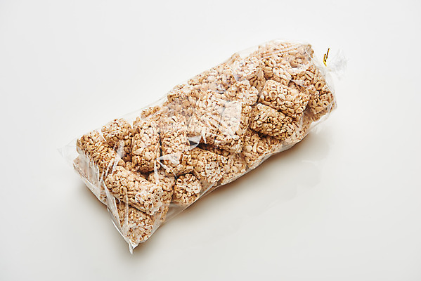 포토 JPG 스튜디오촬영 포장 디저트 실내 누끼 사람없음 과자 추억 흰배경 복고 비닐 비닐포장 뻥튀기 쌀강정 전통과자 생과자 국내포토 음식 백그라운드 컨셉 재질 내부 흰색 강정 파일형식