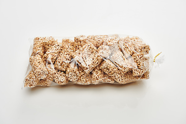 포토 JPG 스튜디오촬영 포장 디저트 실내 누끼 사람없음 과자 추억 흰배경 복고 비닐 비닐포장 뻥튀기 쌀강정 전통과자 생과자 국내포토 음식 백그라운드 컨셉 재질 내부 흰색 강정 파일형식