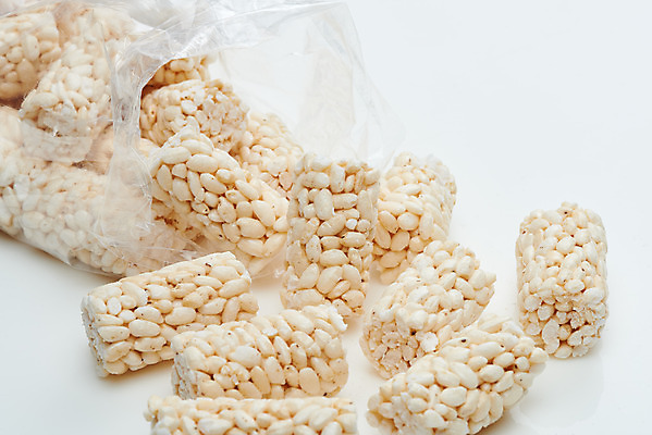 포토 JPG 스튜디오촬영 디저트 실내 누끼 사람없음 과자 추억 흰배경 복고 뻥튀기 쌀강정 전통과자 생과자 국내포토 음식 백그라운드 컨셉 내부 흰색 강정 파일형식