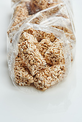 포토 JPG 스튜디오촬영 포장 디저트 실내 누끼 사람없음 과자 추억 흰배경 복고 비닐 비닐포장 뻥튀기 쌀강정 전통과자 생과자 국내포토 음식 백그라운드 컨셉 재질 내부 흰색 강정 파일형식