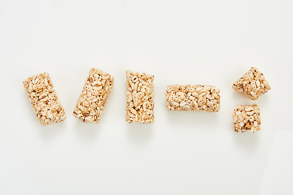 포토 JPG 스튜디오촬영 디저트 실내 누끼 사람없음 하이앵글 과자 추억 흰배경 복고 뻥튀기 쌀강정 전통과자 플랫레이 생과자 국내포토 음식 뷰포인트 백그라운드 컨셉 내부 흰색 플랫 강정 파일형식