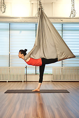 포토 JPG 전신 여자 다이어트 요가 실내 매달리기 건강 한명 20대 성인 취미 옆모습 운동 뷰티 스트레칭 한국인 요가자세 매트 명상 요가복 플라잉요가 성인여자한명만 요가해먹 국내포토 1 웰빙 뷰포인트 포즈 모션 사람 동양인 청년 내부 운동복 여자한명만 성인여자만 파일형식