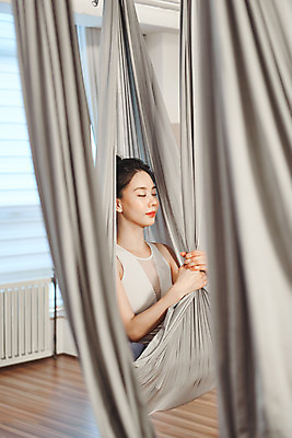 포토 JPG 여자 다이어트 요가 실내 매달리기 건강 한명 상반신 20대 성인 취미 옆모습 아웃포커스 운동 뷰티 눈감음 스트레칭 한국인 요가자세 명상 요가복 플라잉요가 성인여자한명만 요가해먹 국내포토 1 웰빙 뷰포인트 포즈 모션 촬영기법 사람 동양인 청년 내부 운동복 여자한명만 성인여자만 파일형식