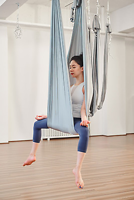 포토 JPG 전신 여자 다이어트 요가 실내 매달리기 건강 한명 20대 성인 취미 옆모습 운동 뷰티 눈감음 스트레칭 한국인 요가자세 명상 요가복 플라잉요가 성인여자한명만 요가해먹 국내포토 1 웰빙 뷰포인트 포즈 모션 사람 동양인 청년 내부 운동복 여자한명만 성인여자만 파일형식