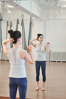 포토 JPG 전신 여자 다이어트 요가 휴식 실내 건강 한명 서기 20대 성인 취미 뒷모습 운동 뷰티 스트레칭 거울 한국인 명상 요가복 플라잉요가 성인여자한명만 요가해먹 국내포토 1 웰빙 뷰포인트 컨셉 모션 사람 동양인 청년 내부 운동복 여자한명만 성인여자만 파일형식