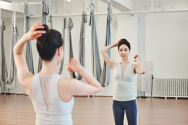 포토 JPG 여자 다이어트 요가 휴식 실내 건강 한명 서기 상반신 20대 성인 취미 뒷모습 운동 뷰티 스트레칭 거울 한국인 명상 요가복 플라잉요가 성인여자한명만 요가해먹 국내포토 1 웰빙 뷰포인트 컨셉 모션 사람 동양인 청년 내부 운동복 여자한명만 성인여자만 파일형식