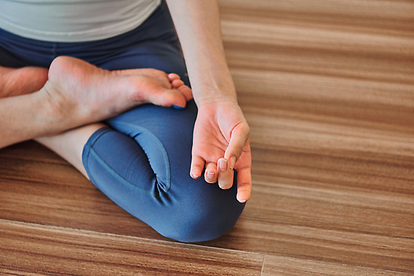 포토 JPG 여자 다이어트 요가 실내 건강 한명 앉기 20대 성인 취미 앞모습 운동 뷰티 스트레칭 한국인 요가자세 하반신 명상 요가복 플라잉요가 성인여자한명만 국내포토 1 웰빙 뷰포인트 포즈 모션 사람 동양인 청년 내부 운동복 여자한명만 성인여자만 파일형식