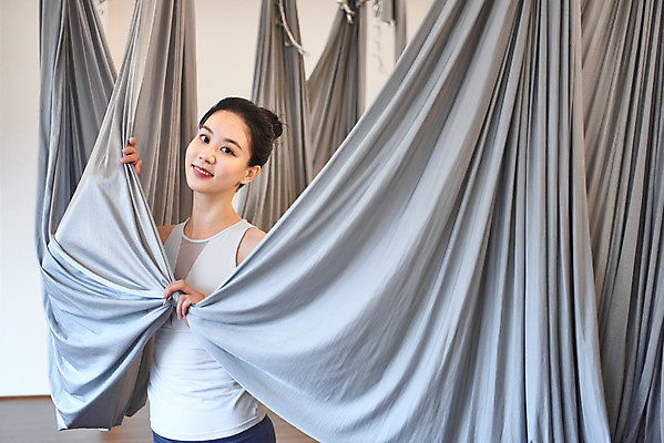 포토 JPG 여자 다이어트 요가 실내 건강 한명 미소 상반신 20대 성인 취미 앞모습 운동 뷰티 스트레칭 한국인 잡기 명상 요가복 플라잉요가 성인여자한명만 요가해먹 국내포토 1 웰빙 뷰포인트 모션 표정 사람 동양인 청년 내부 운동복 여자한명만 성인여자만 파일형식