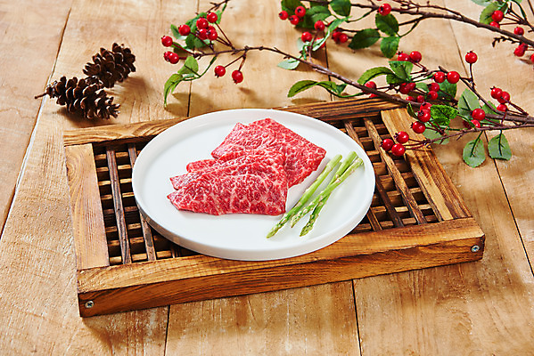 포토 JPG 스튜디오촬영 접시 열매 실내 생고기 육류 사람없음 소고기 신선 오브젝트 아스파라거스 솔방울 마블링 전통용품 살치살 나무배경 국내포토 식물 식기 백그라운드 채소 식재료 내부 파일형식