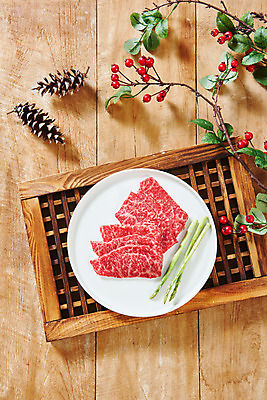 포토 JPG 스튜디오촬영 접시 열매 실내 생고기 육류 사람없음 소고기 신선 오브젝트 아스파라거스 솔방울 마블링 전통용품 살치살 나무배경 국내포토 식물 식기 백그라운드 채소 식재료 내부 파일형식