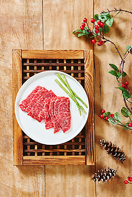 포토 JPG 스튜디오촬영 접시 열매 실내 생고기 육류 사람없음 하이앵글 소고기 신선 오브젝트 아스파라거스 솔방울 마블링 전통용품 살치살 플랫레이 나무배경 국내포토 식물 식기 뷰포인트 백그라운드 채소 식재료 내부 플랫 파일형식