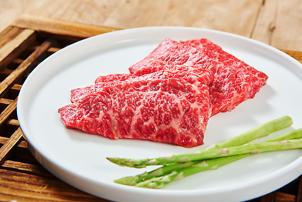 포토 JPG 스튜디오촬영 접시 실내 생고기 육류 근접촬영 사람없음 소고기 신선 오브젝트 아스파라거스 마블링 전통용품 살치살 나무배경 국내포토 식기 뷰포인트 백그라운드 채소 식재료 내부 파일형식