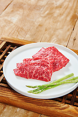 포토 JPG 스튜디오촬영 접시 실내 생고기 육류 사람없음 소고기 신선 오브젝트 아스파라거스 마블링 전통용품 살치살 나무배경 국내포토 식기 백그라운드 채소 식재료 내부 파일형식