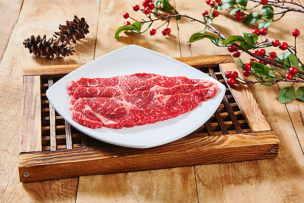 포토 JPG 스튜디오촬영 접시 열매 실내 생고기 육류 사람없음 소고기 신선 오브젝트 솔방울 마블링 전통용품 채끝살 나무배경 국내포토 식물 식기 백그라운드 식재료 내부 파일형식